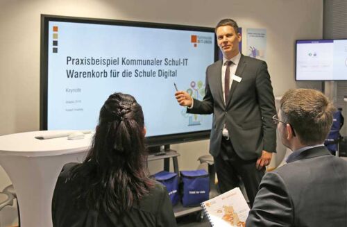 Robert Hradsky erklärt den Warenkorb für die Schule Digital