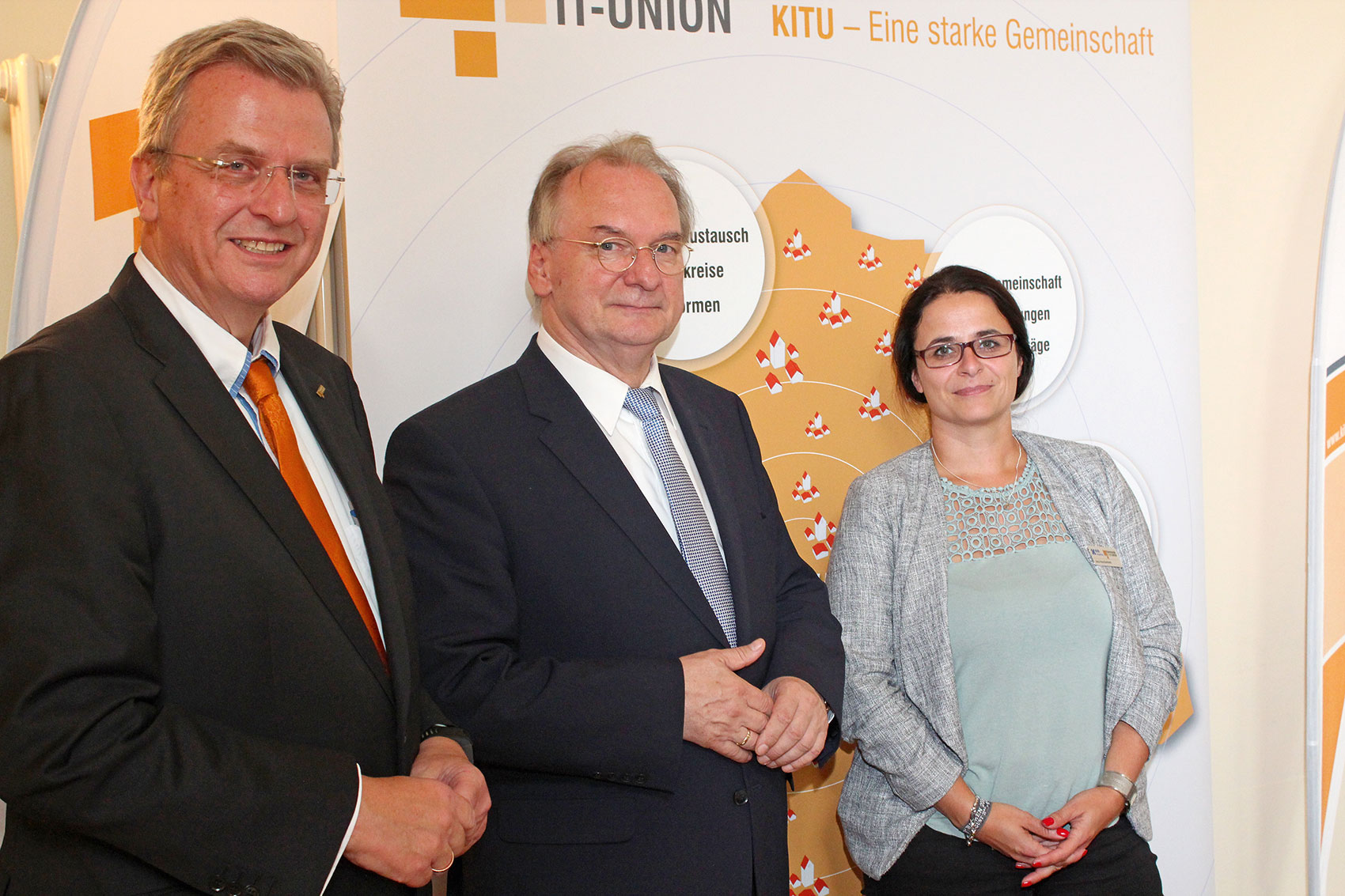 In einer begleitenden Ausstellung konnten sich die Teilnehmer über verschiedene Dienstleistungen informieren. Am Stand der KITU: Dr. Michael Wandersleb, Ministerpräsident Dr. Reiner Haseloff und Standbetreuerin Jana Huschenbett (KID Magdeburg)