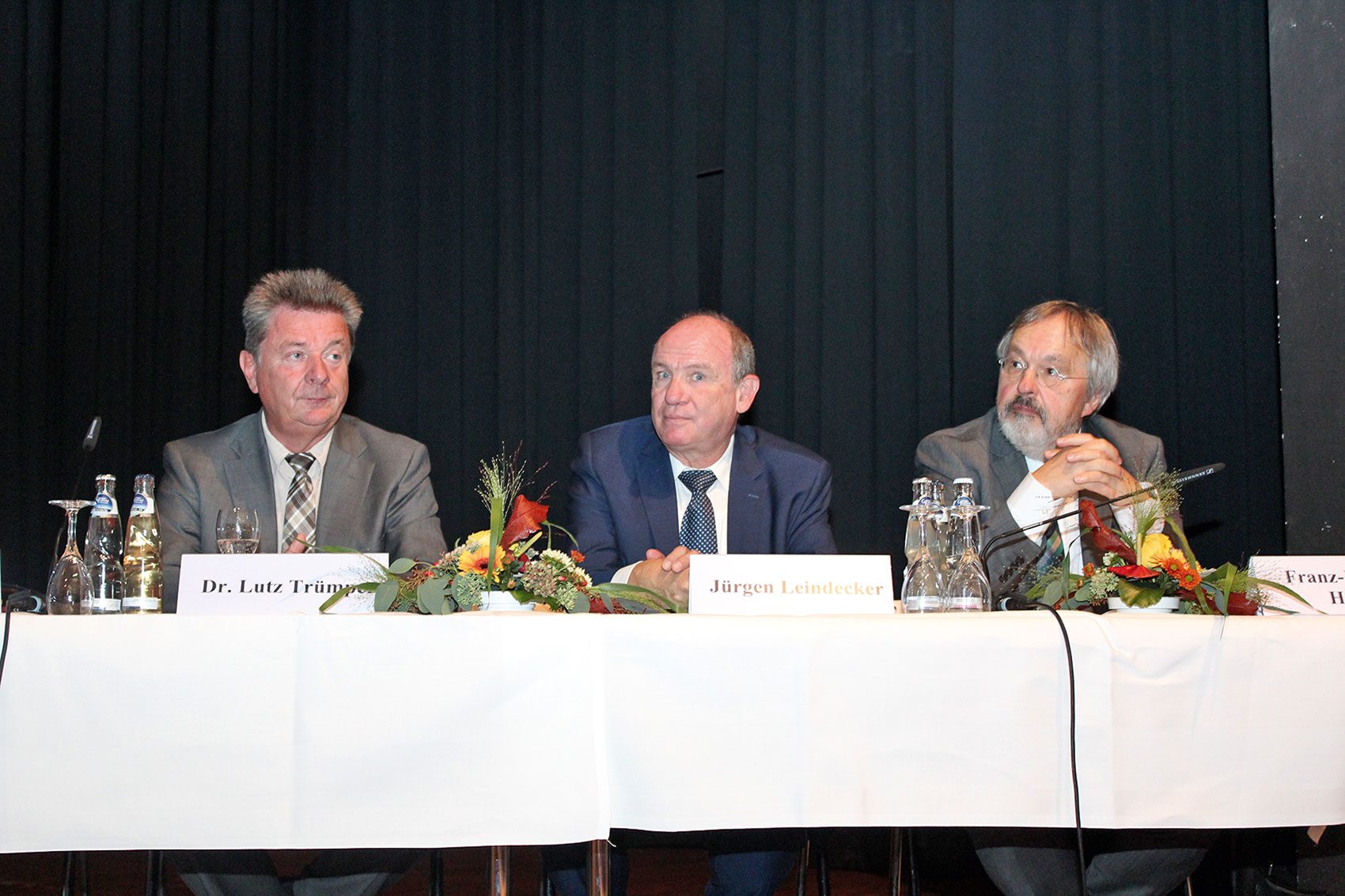 Im Podium während der Vorträge: Magdeburgs Oberbürgermeister und Präsident des Städte- und Gemeindebundes Sachsen-Anhalt Dr. Lutz Trümper, Jürgen Leindecker, Landesgeschäftsführer des Städte- und Gemeindebundes Sachsen-Anhalt sowie Moderator Franz-Reinhar