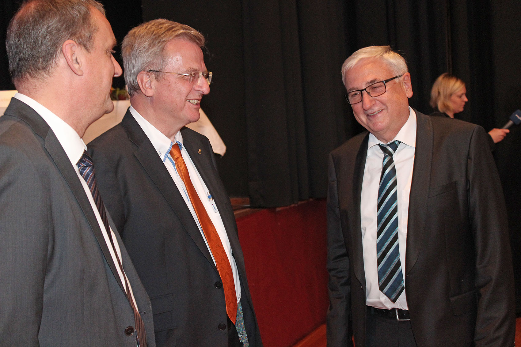 Nach Vorträgen und Diskussion im Gedankenaustausch: Martin Meyer (l.) und Staatssekretär Michael Richter  (r., Finanzministerium) und Dr. Michael Wandersleb (KITU)