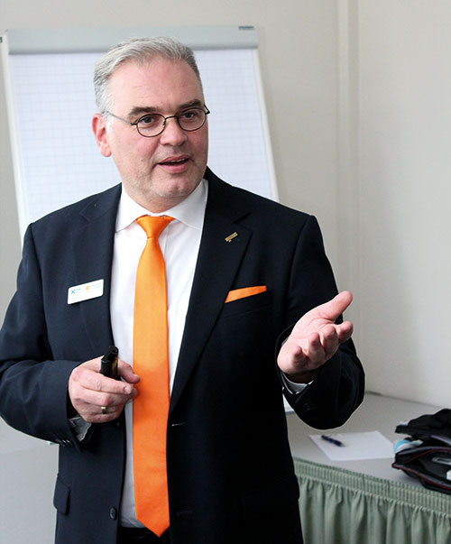 Jan Petereit, Beauftragter des KITU-Vorstandes (re.)